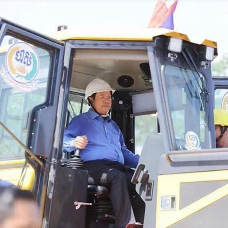 Премьер-министр Камбоджи Хун Сен тестирует бульдозер Shantui